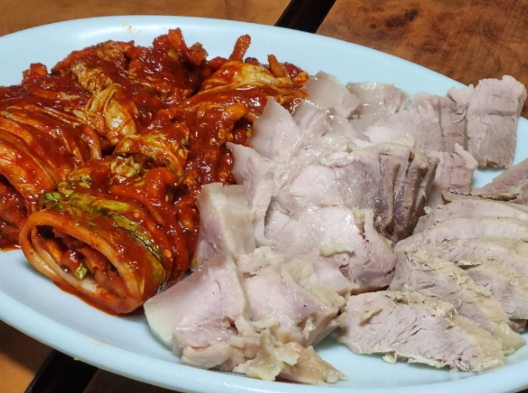 韓国料理のボッサムとキムチの写真