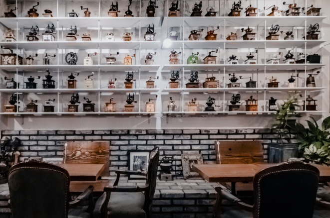 販売しているバンジュールの様々な茶葉の種類が展示されている。