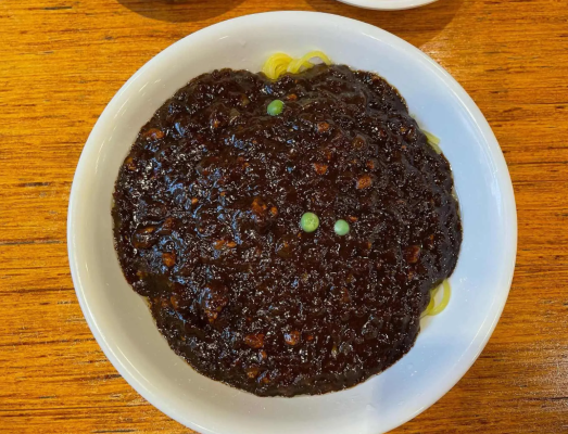 韓国料理のジャージャー麺の写真