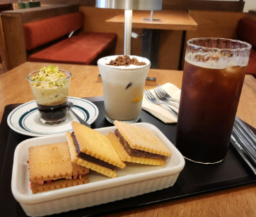 ノウズのサンドクッキーとコーヒーの写真