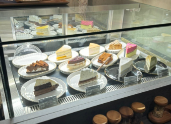 ポリュートの数種類のデザートがショーウィンドウに並べられている写真