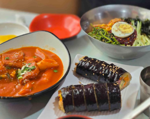 トッポッキとチョルミョン、のり巻きの写真