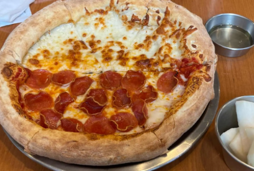 チーズたっぷりピザの写真