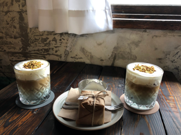 韓国コーヒー2杯とデザート写真