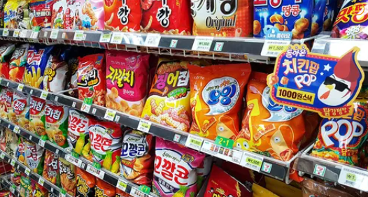 韓国のお菓子の陳列台
