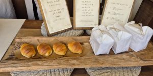聖水・自然島ソルトブレッドの焼き立て塩パン4個セット｜外はサクサク中はバターたっぷりの韓国人気パン