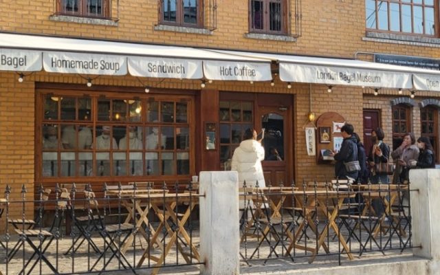 ソウル圧鷗亭・ロンドンベーグルミュージアム ドサン店の外観｜英国アンティーク風のおしゃれな外観とドサン公園エリアの街並み