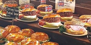 ロンドンベーグルミュージアム ドサン店の看板メニュー・ブリックレーンベーグル｜14時間低温熟成のもちもちベーグルにクリームチーズをたっぷりのせた人気メニュー